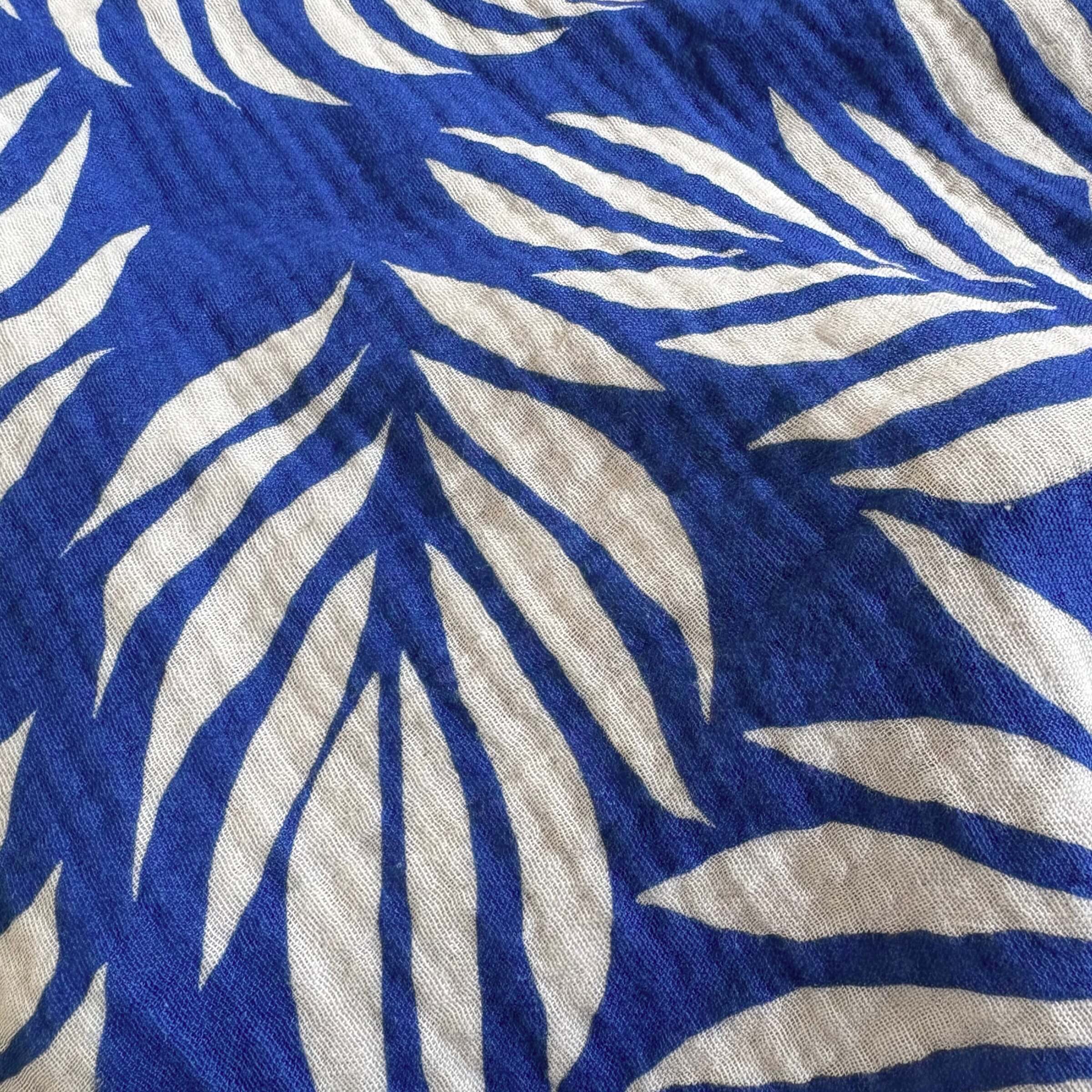 Close‑up view of the Small Square Azul Tropique muslin fabric highlighting breathable cotton texture and spotted pattern.