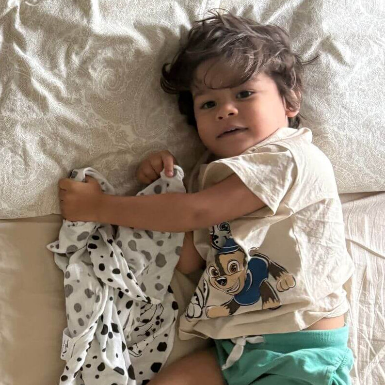 Toddler holding his lovey small square allure en noir